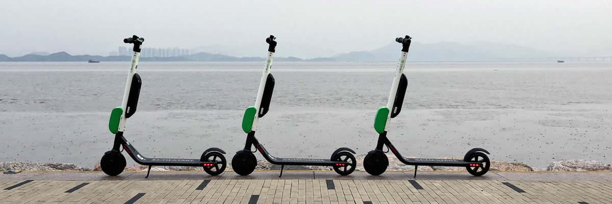 Dos patinetes eléctricos en la playa